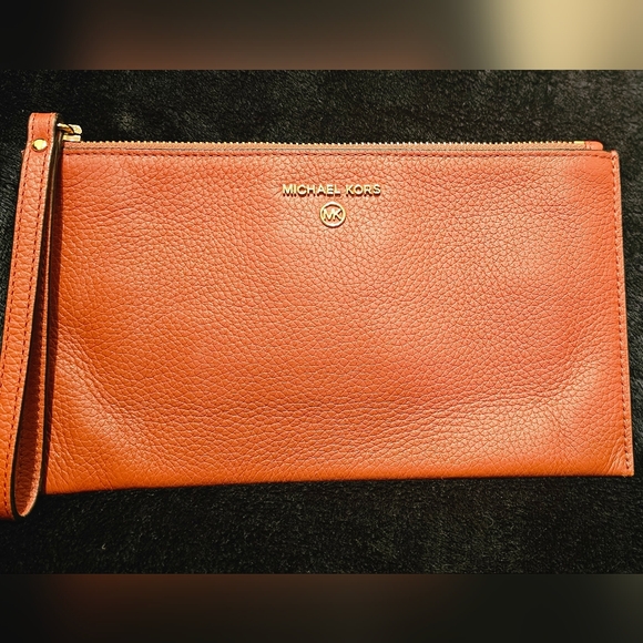 Michael Kors' large wristlet "rust like color" - Picture 7 of 8